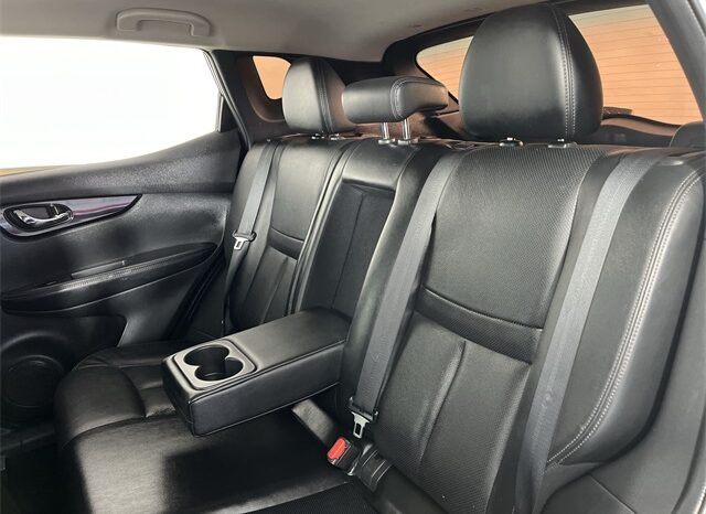 
								Nissan Rogue Sport full									