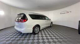 
										Chrysler Pacifica Hybrid full									