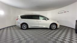 
										Chrysler Pacifica Hybrid full									