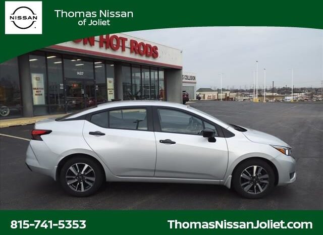 
								Nissan Versa full									