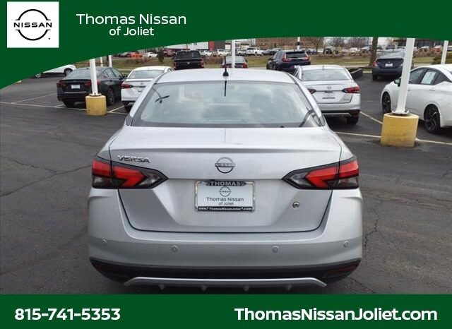 
								Nissan Versa full									