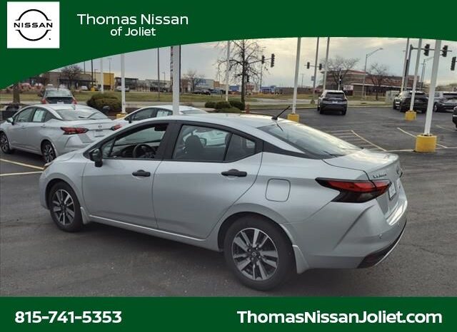 
								Nissan Versa full									