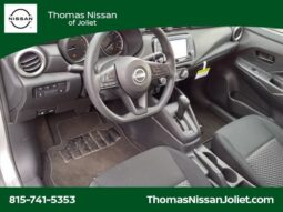 
										Nissan Versa full									
