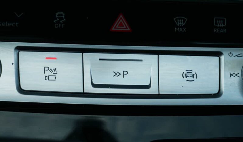 
 Audi Q8 full									