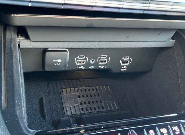 
 Jeep Grand Wagoneer full									