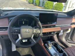 
 Mitsubishi Outlander full									