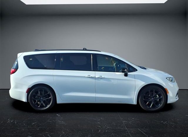 
 Chrysler Pacifica full									