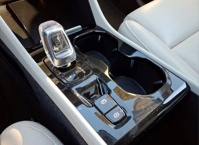 
								Volvo XC40 full									