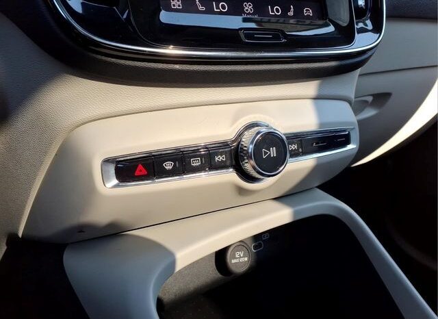 
								Volvo XC40 full									