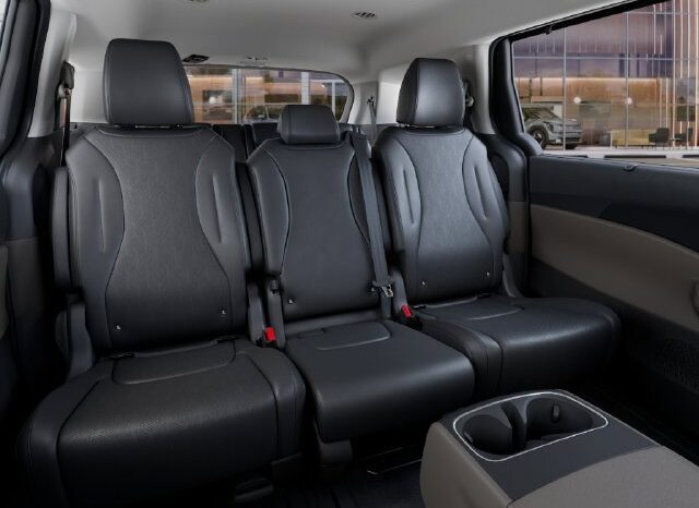 
								Kia Carnival Hybrid full									