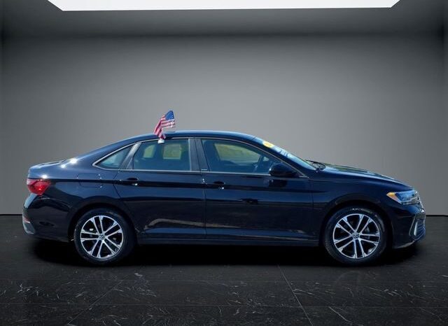 
								Volkswagen Jetta full									