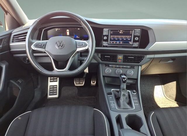 
								Volkswagen Jetta full									