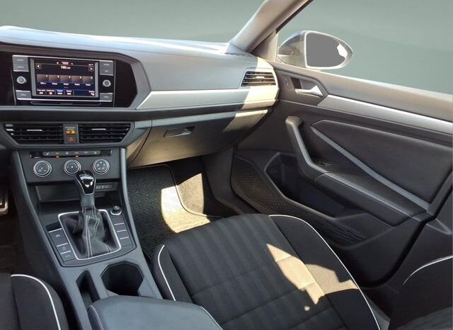 
								Volkswagen Jetta full									
