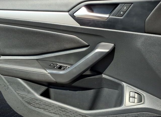 
								Volkswagen Jetta full									