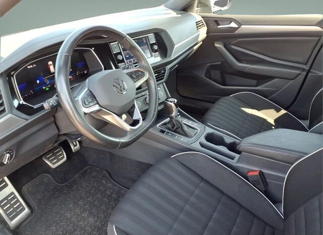 
								Volkswagen Jetta full									