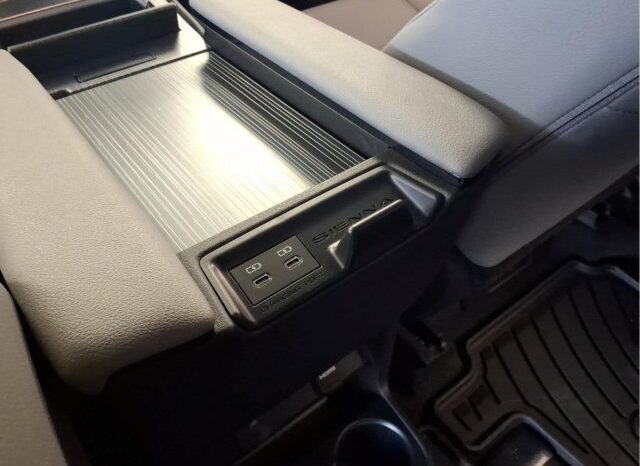 
								Toyota Sienna full									