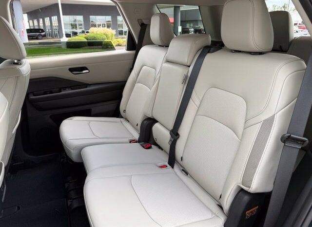 
								Nissan Pathfinder full									
