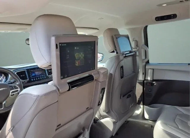 
								Chrysler Pacifica full									