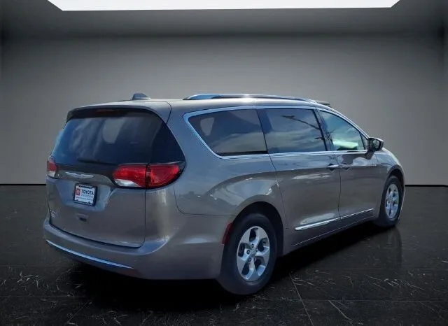 
								Chrysler Pacifica full									