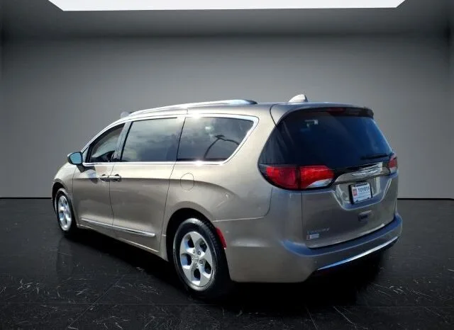 
								Chrysler Pacifica full									
