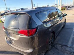 
										Chrysler Pacifica full									