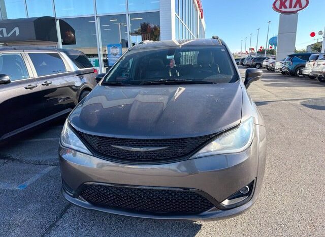 
								Chrysler Pacifica full									