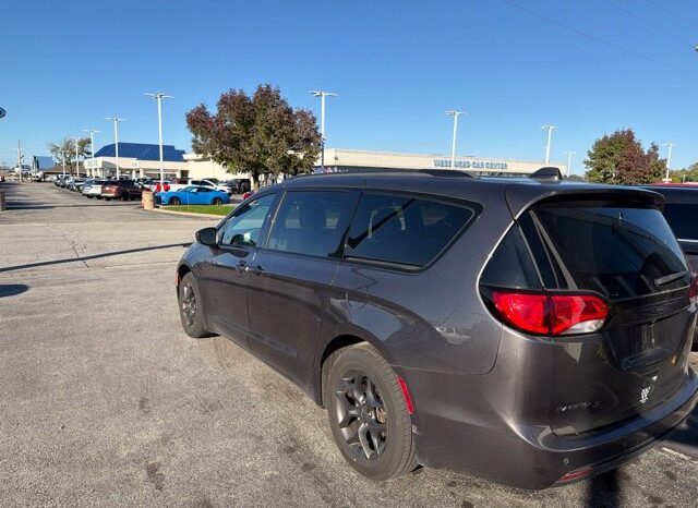 
								Chrysler Pacifica full									