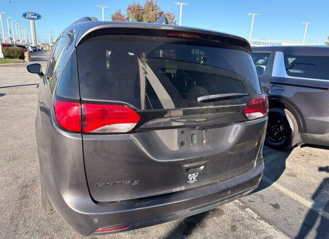 
								Chrysler Pacifica full									