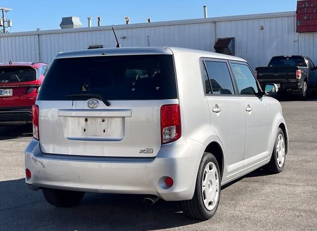 
								Scion xB full									