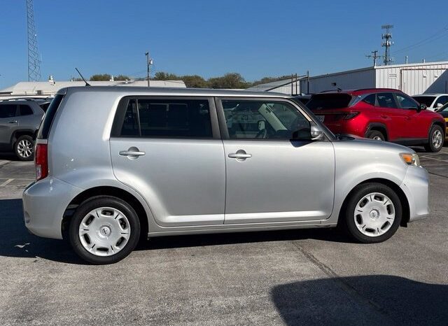 
								Scion xB full									