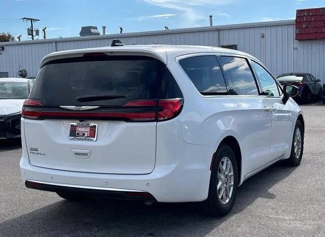 
								Chrysler Pacifica full									