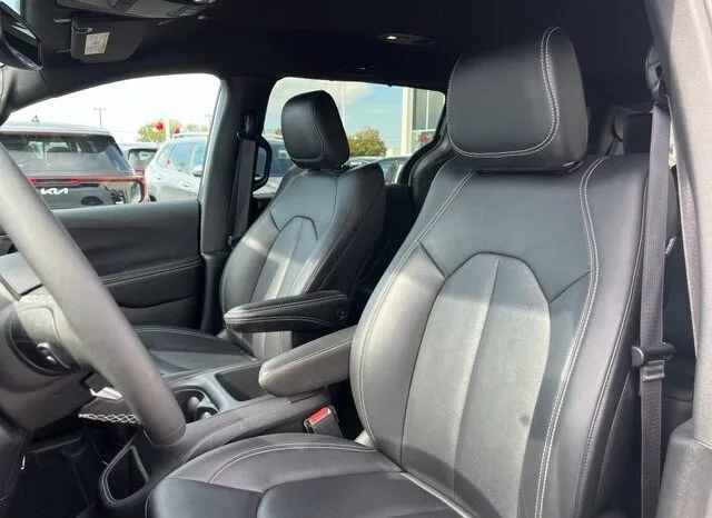 
								Chrysler Pacifica full									