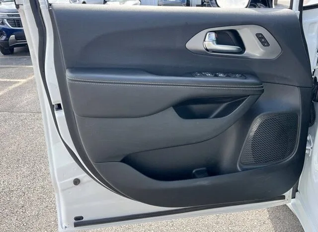 
								Chrysler Pacifica full									