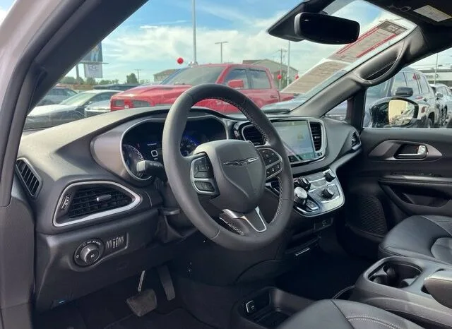 
								Chrysler Pacifica full									