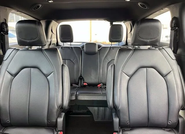 
								Chrysler Pacifica full									