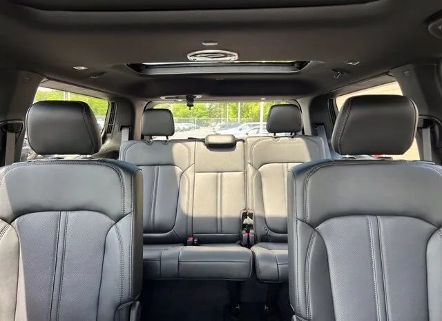 
								Jeep Grand Wagoneer full									
