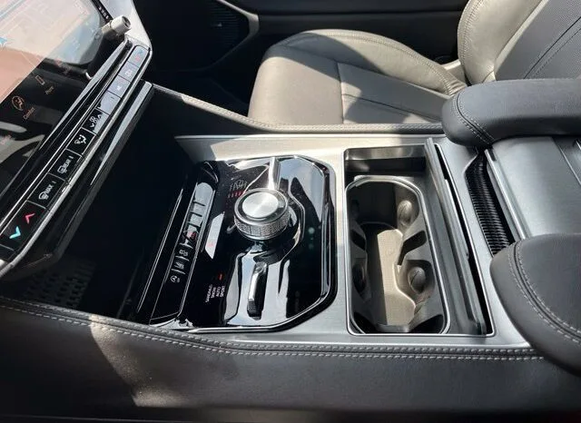 
								Jeep Grand Wagoneer full									