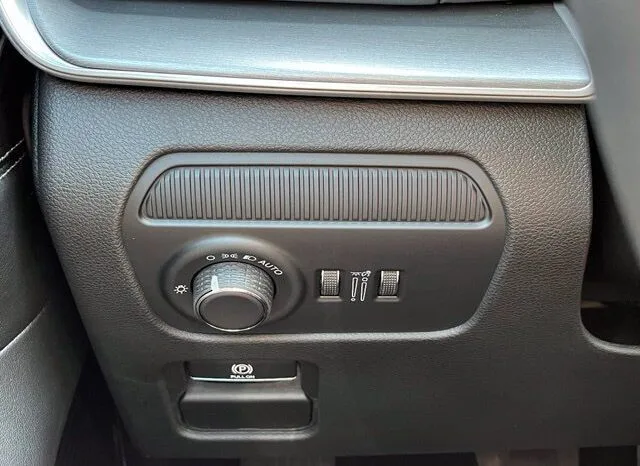 
								Jeep Grand Wagoneer full									