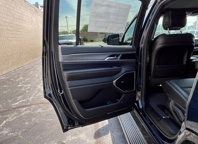 
								Jeep Grand Wagoneer full									
