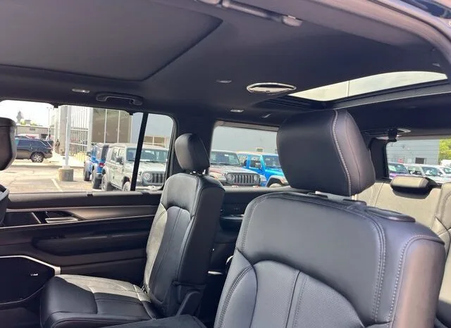 
								Jeep Grand Wagoneer full									