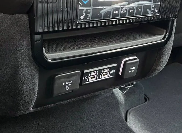 
								Jeep Grand Wagoneer full									