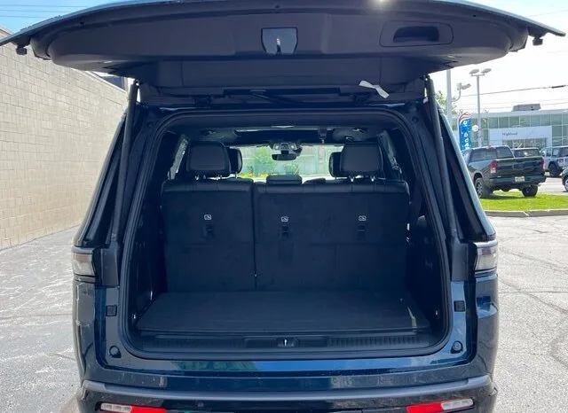 
								Jeep Grand Wagoneer full									