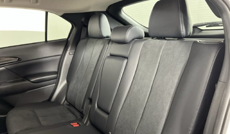 
								Mitsubishi Eclipse Cross full									