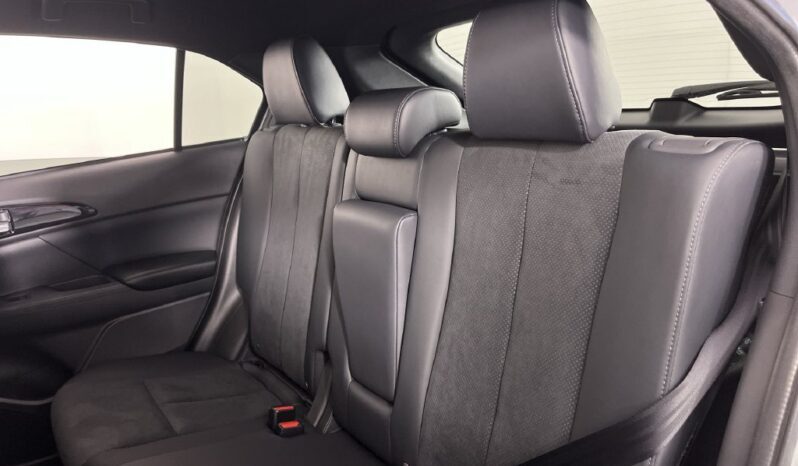
								Mitsubishi Eclipse Cross full									