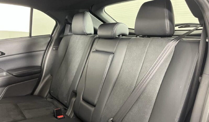 
								Mitsubishi Eclipse Cross full									