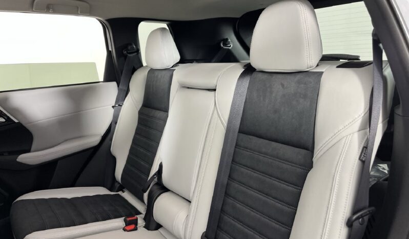 
								Mitsubishi Outlander full									