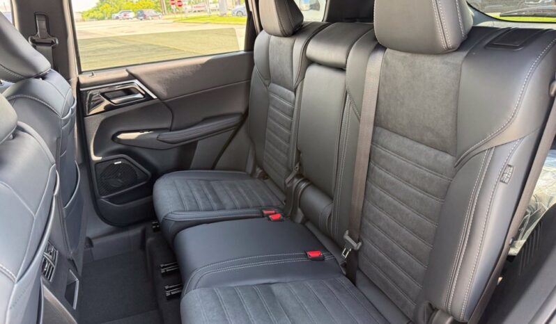 
								Mitsubishi Outlander full									