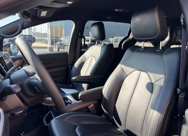 
								Chrysler Pacifica full									