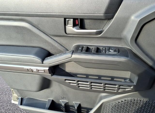 
								Toyota Tacoma full									