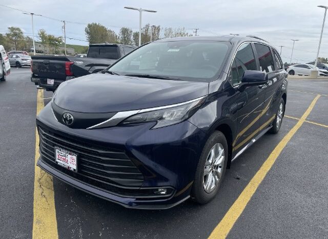 
								Toyota Sienna full									
